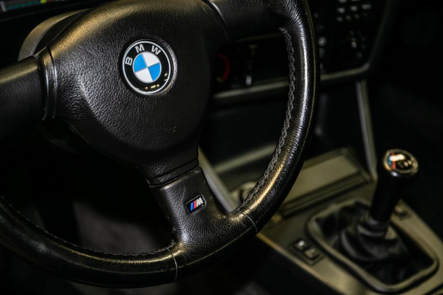 Детали интерьера BMW M3 Coupe (E30) 1987 года  (фото 6 из 15)